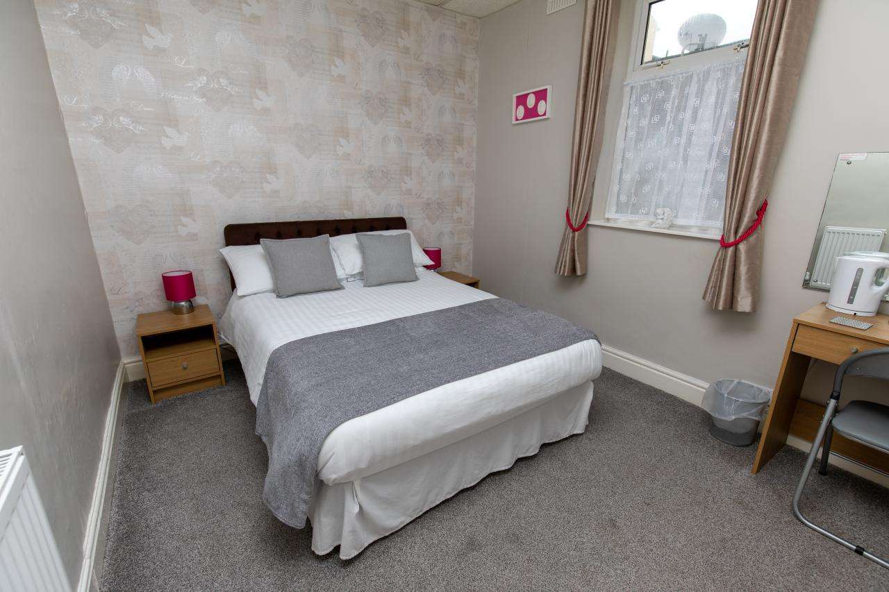 Guest Rooms - California Guest House Blackpool